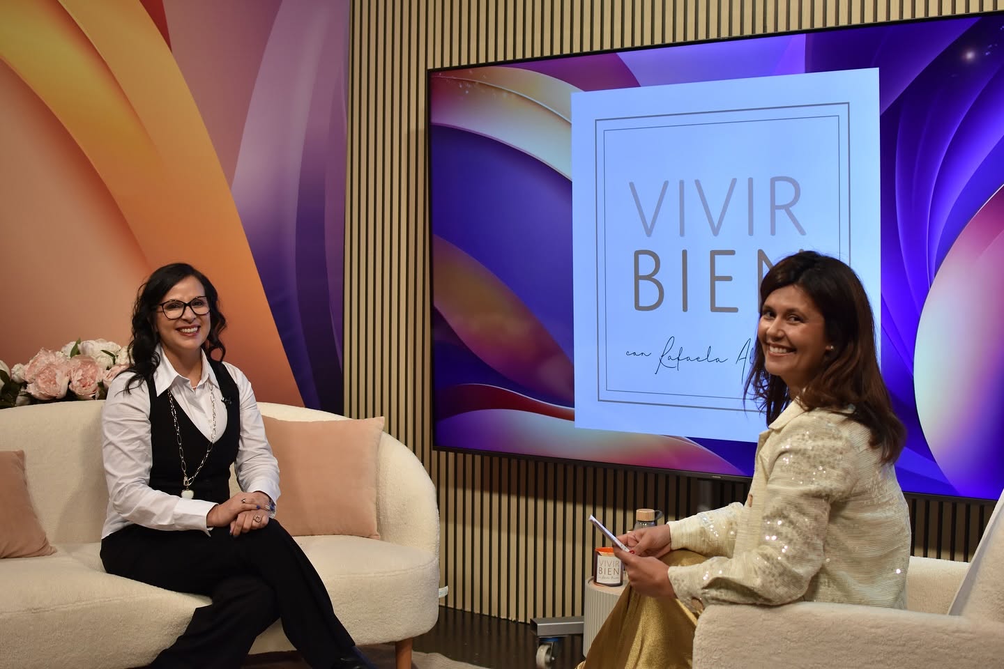 The Vivir Bien set with the programme logo